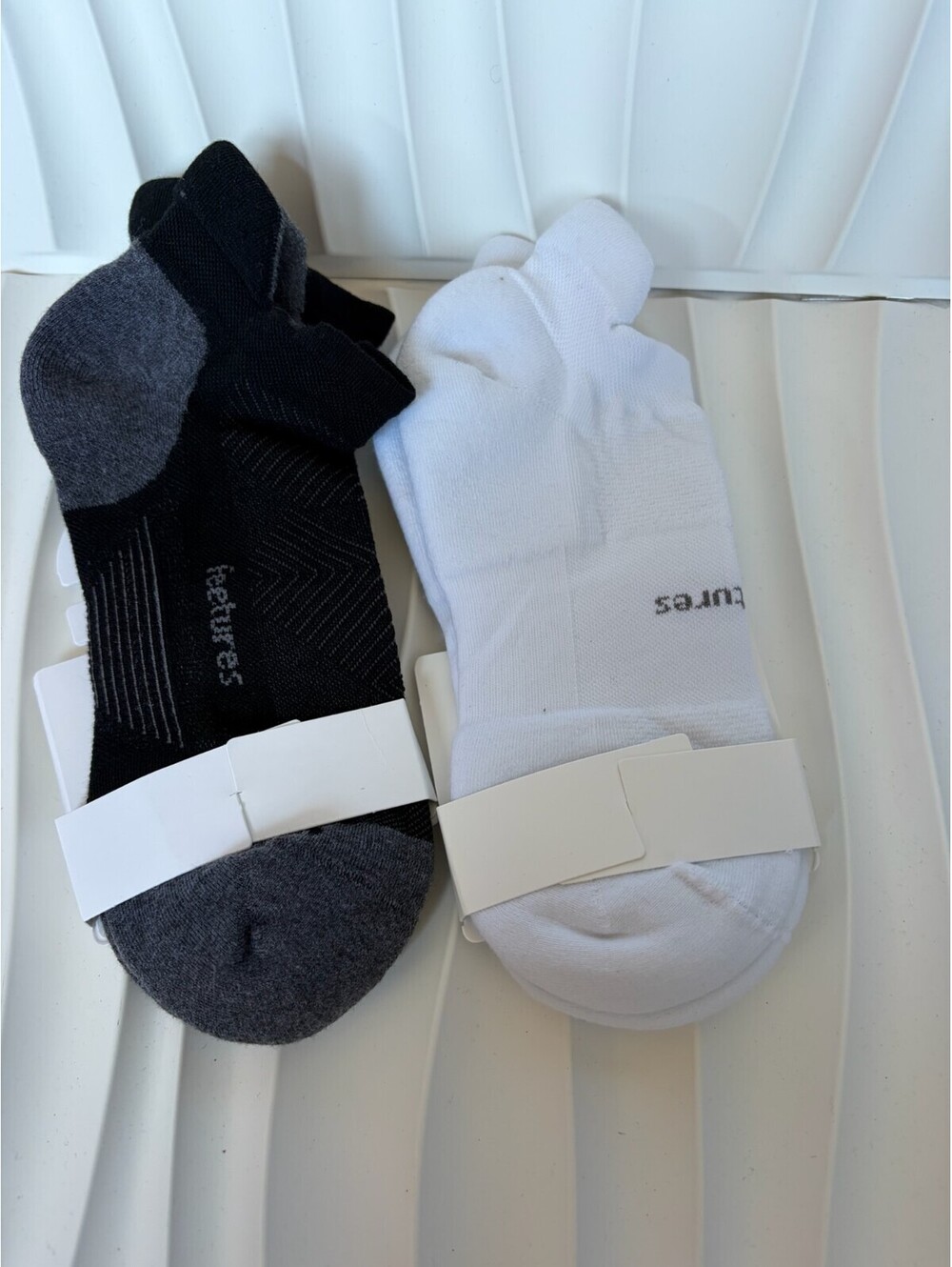 Feetures No Show Socks 2 Pair Lot Black Gray White Size M NWOT Athletic Run